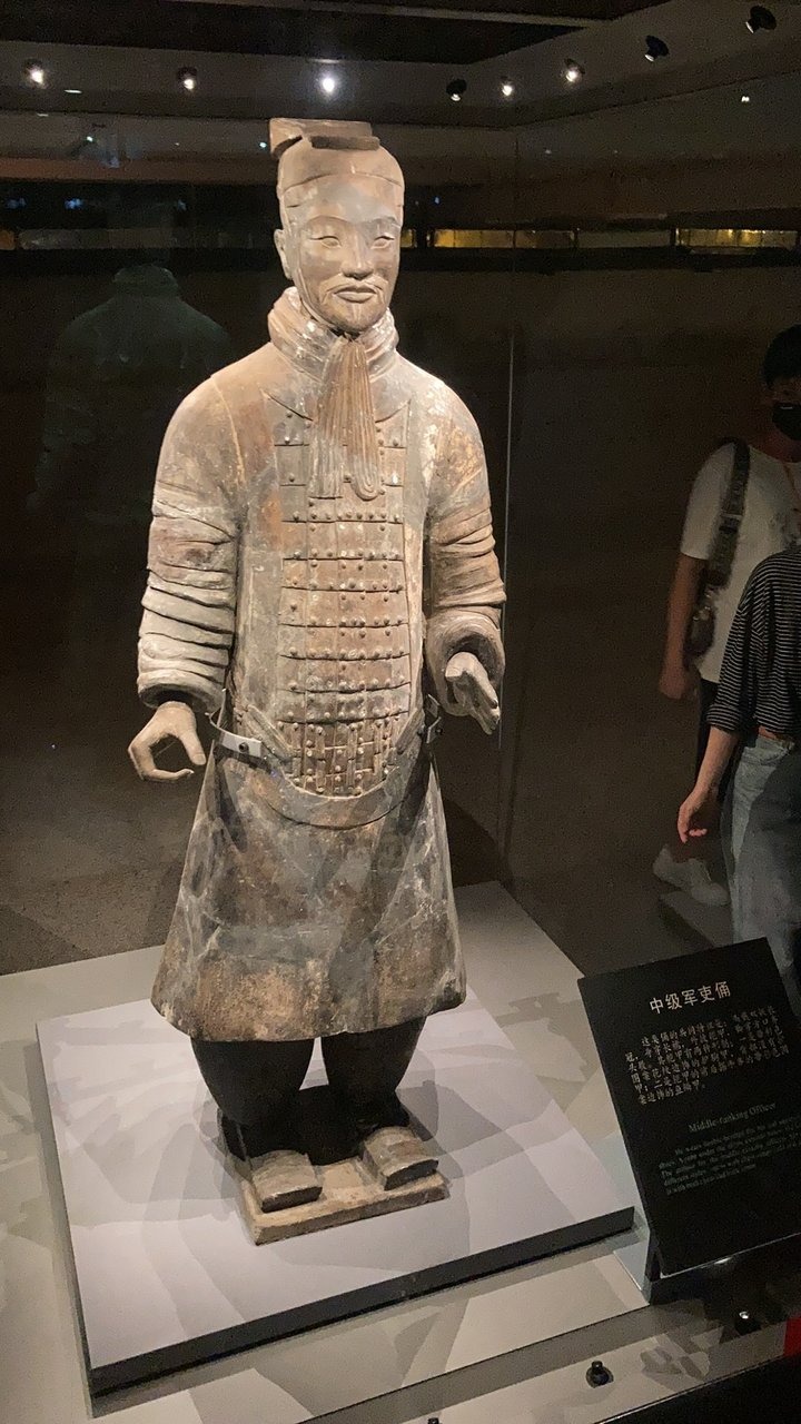 中级军吏俑（3a、3b）