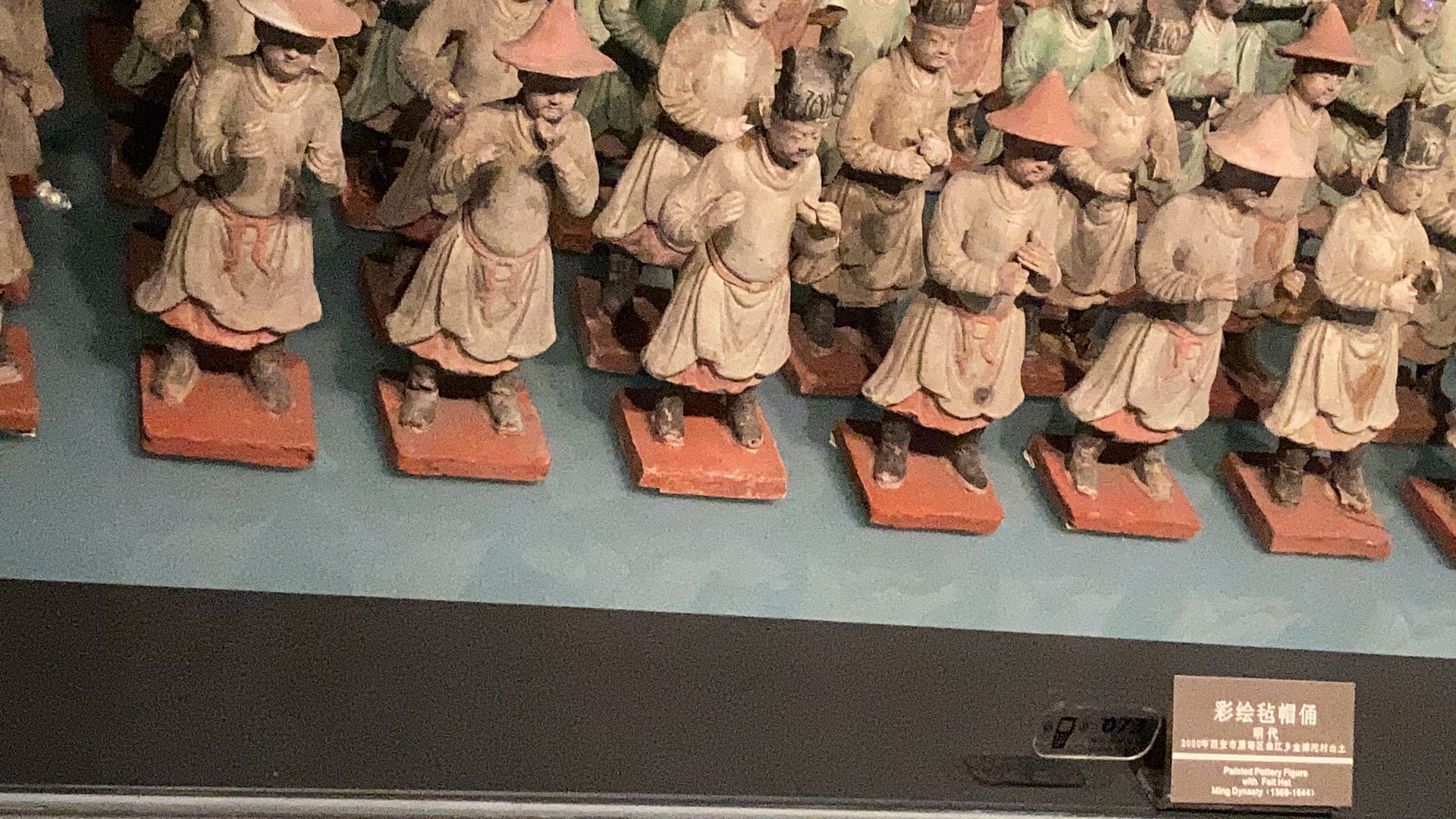 明代彩绘毡帽俑