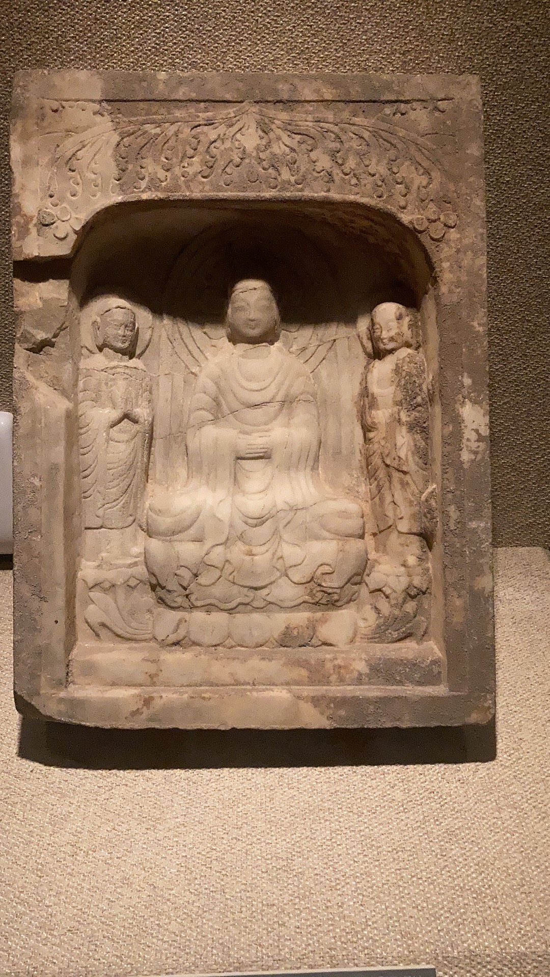 北周一佛二弟子龛式造像