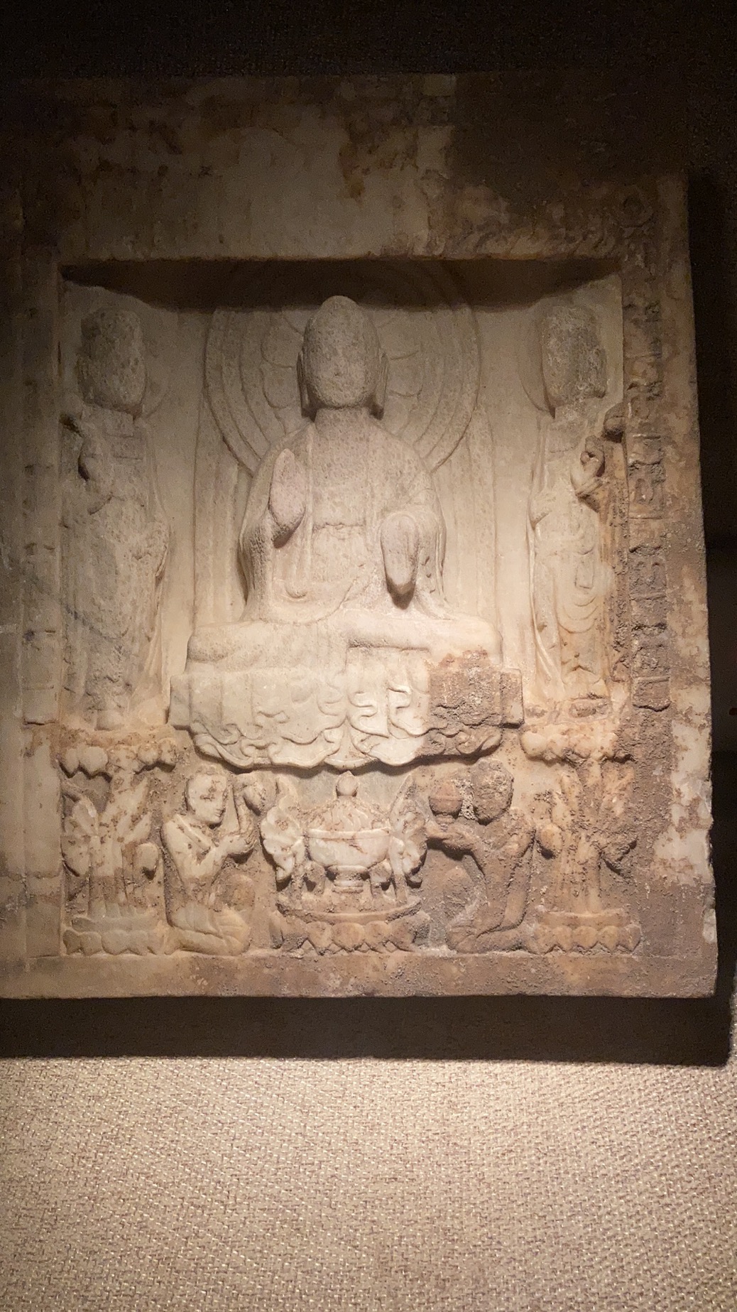 北周一佛二菩萨龛式造像