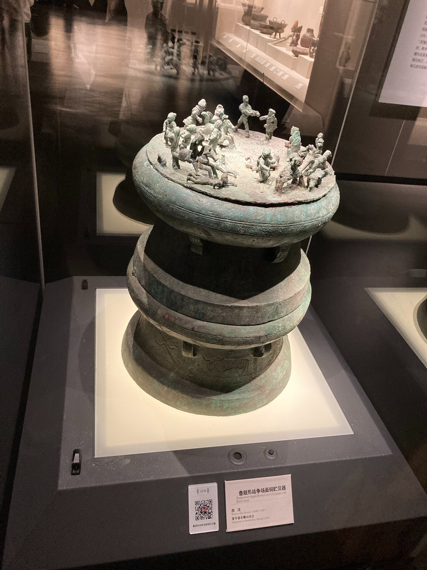 叠鼓形战争场面铜贮贝器（西汉）