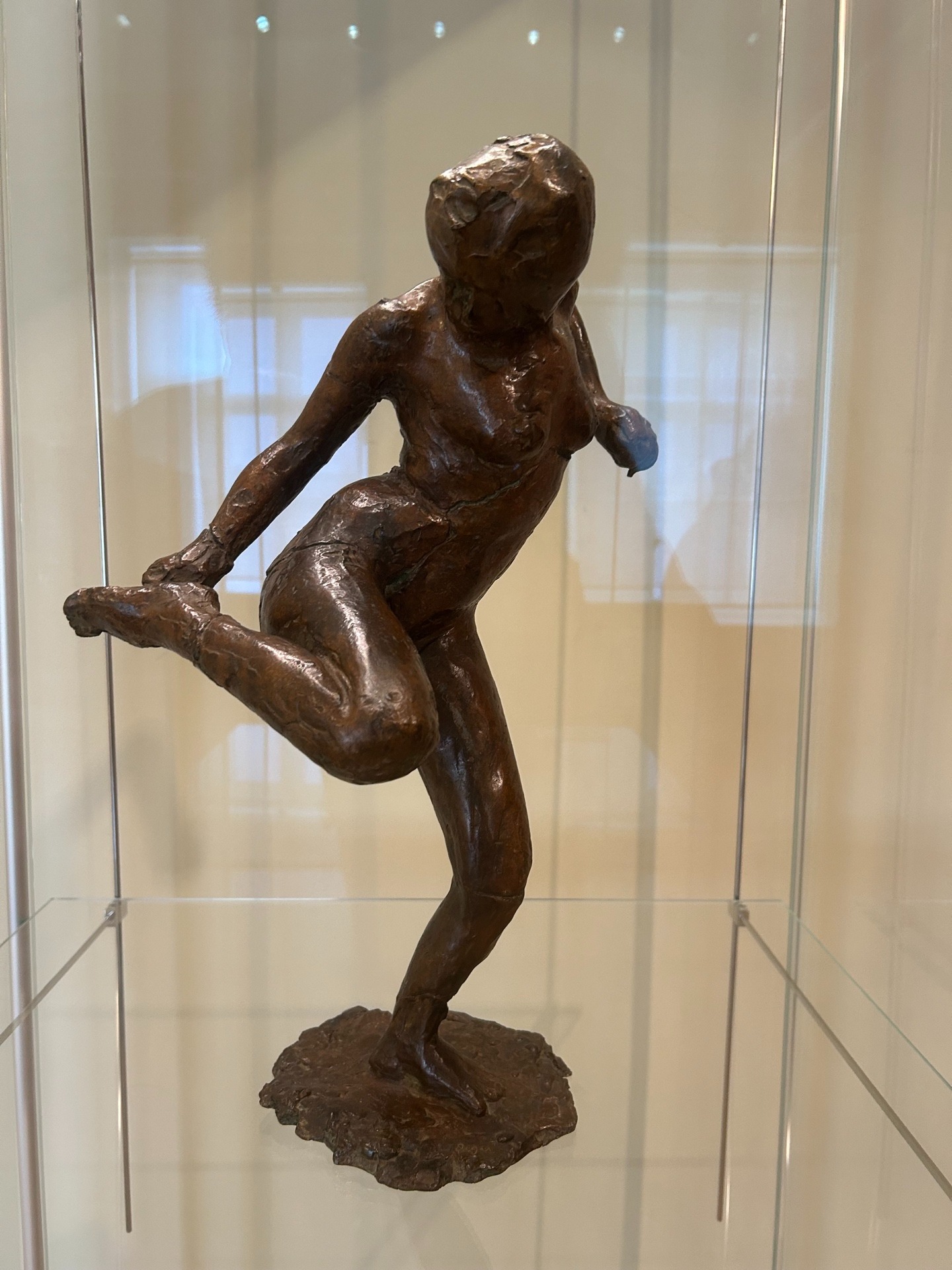 德加青铜雕塑《回眸右足的舞者》（约 1900-1910）