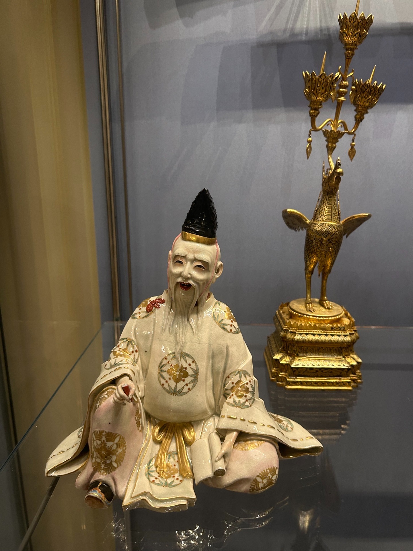 日本瓷像与金色烛台